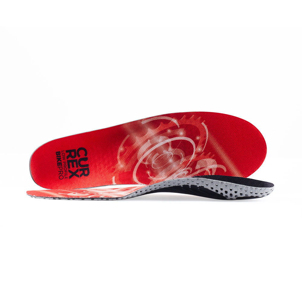 View of pair of red low profile BIKEPRO insoles, one standing on side to show top of insole, second insole set in front showing its profile while toe is facing opposite direction #1-wahle-dein-profil_low