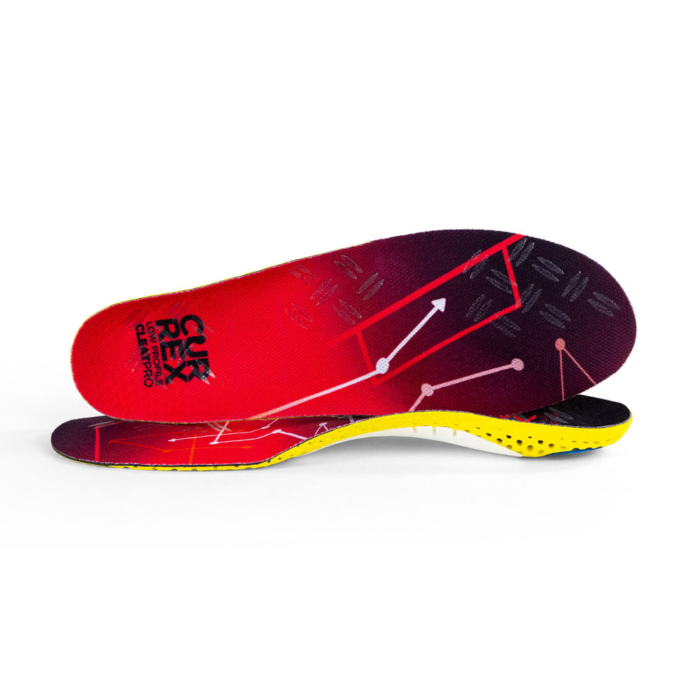 View of pair of red low profile CLEATPRO insoles, one standing on side to show top of insole, second insole set in front showing its profile while toe is facing opposite direction #1-wahle-dein-profil_low