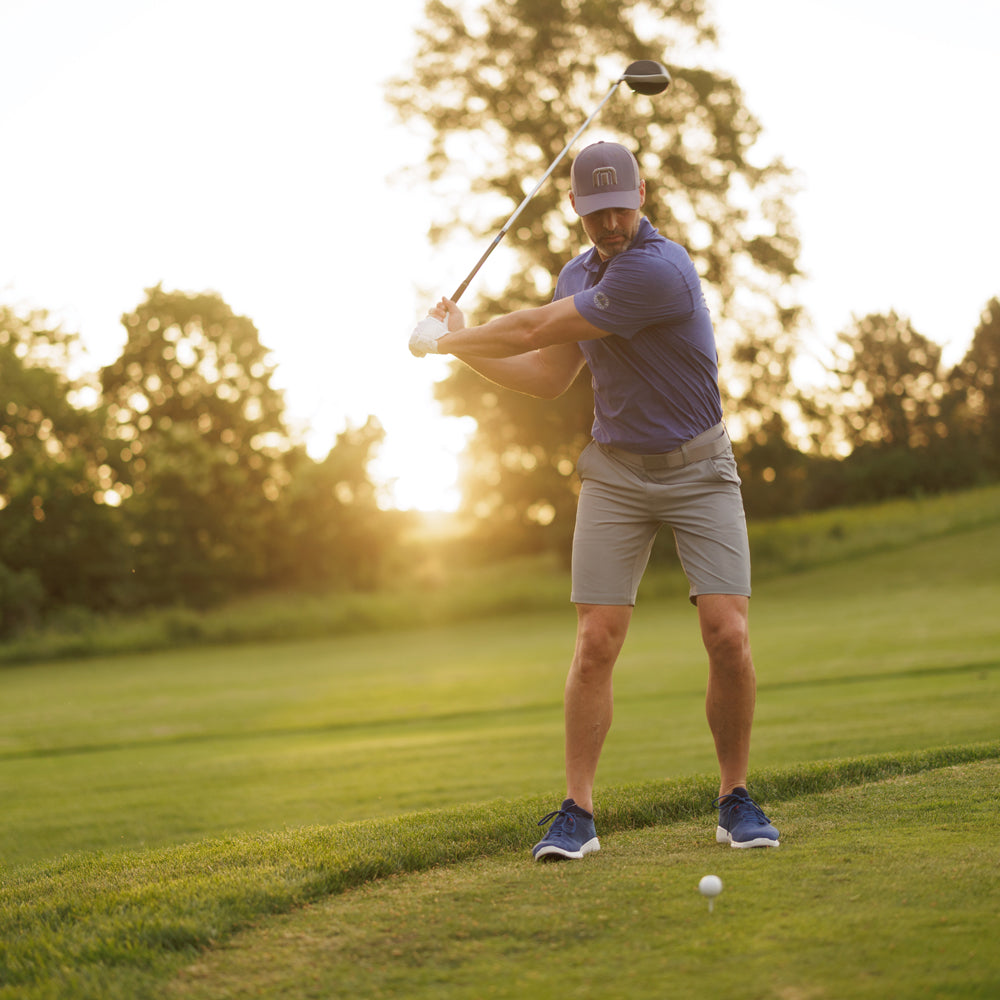 Man playing golf at the golf course at sunset #1-wahle-dein-profil_low