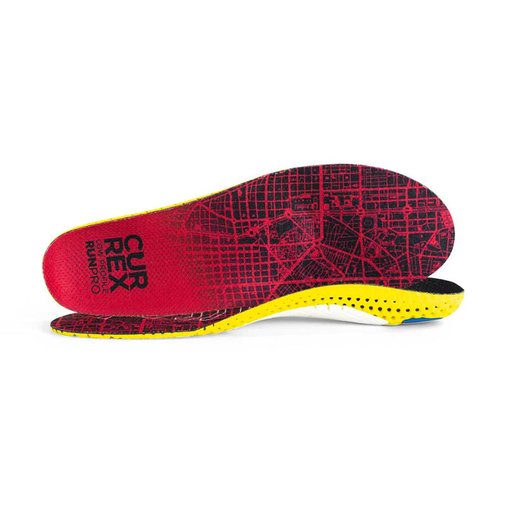 View of pair of red low profile RUNPRO insoles, one standing on side to show top of insole, second insole set in front showing its profile while toe is facing opposite direction #1-wahle-dein-profil_low