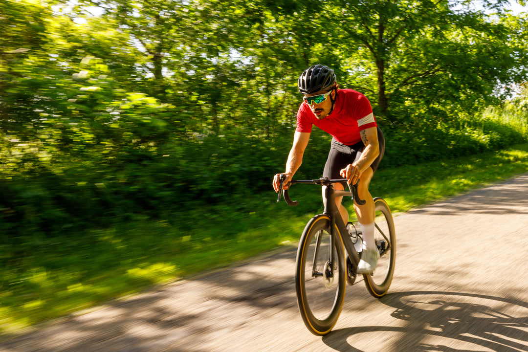 Mann fährt Rad auf im wald