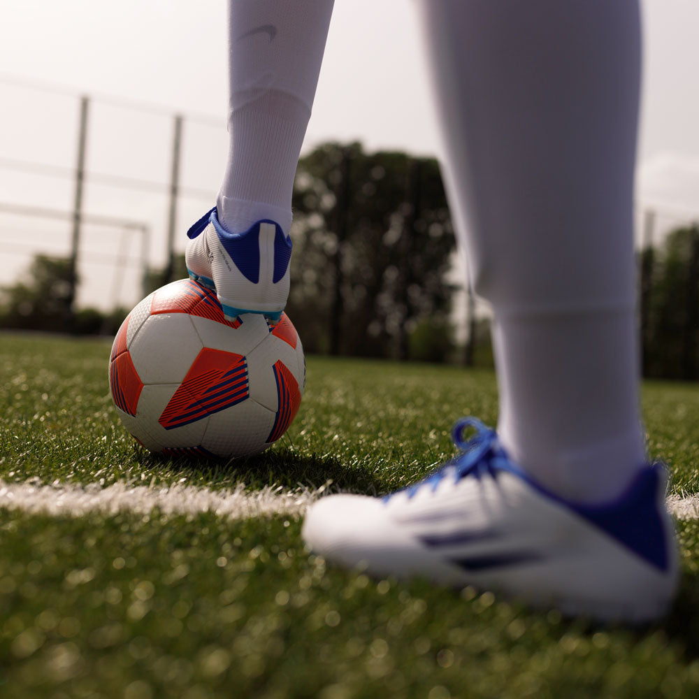 Woman playing soccer on soccer field #1-wahle-dein-profil_low